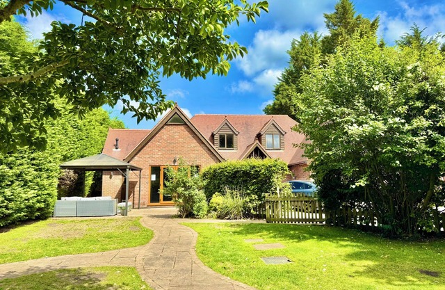 Serene Retreat - Hot Tub - Pool Table - Near New Forest and Beach - Sleeps 12