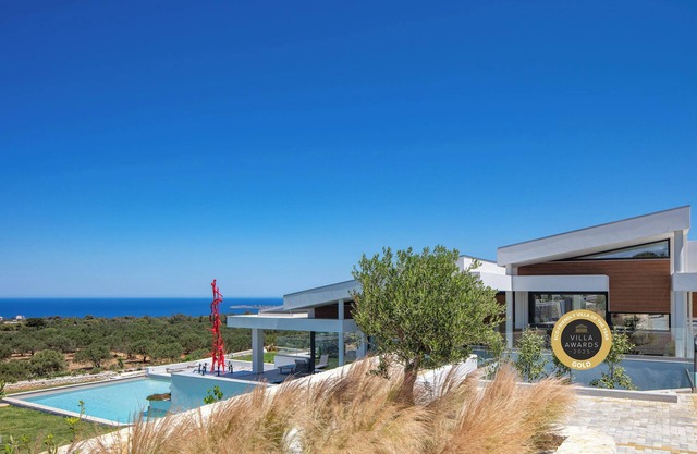 Serene Retreat with Maid Service, 140 m2 pool, Hot tub, Sauna & Gym: by etouri