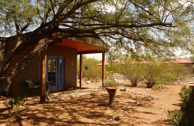 Serene, Spacious 2 room Studio. Private Patio