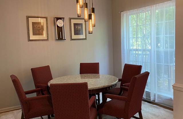 Serene Townhome minutes away from Christiana Mall, DE Race Park and Univ. of DE