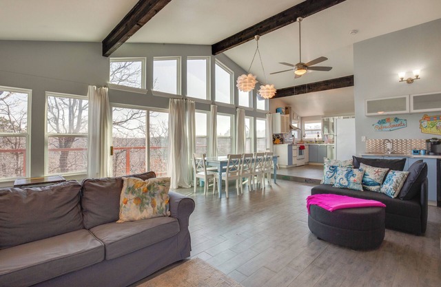 Serene Valley Views: Lake Texoma Retreat