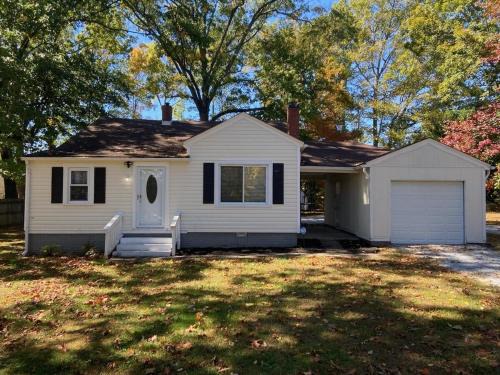 Serenity on over an acre easy access to 311 and HPU