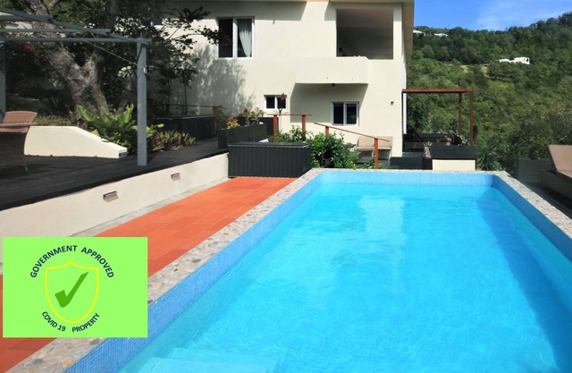 Serenity Studio - Modern, fully screened apartment with a pool and amazing views