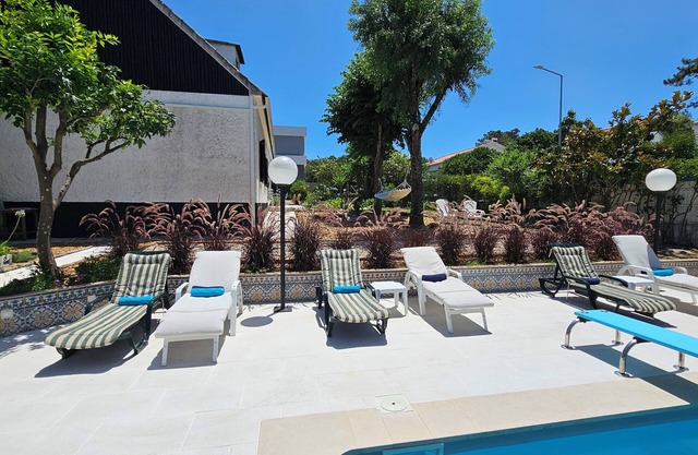 Sesimbra, Portugal, 10 people, charming villa, large swimming pool, garden, quiet area
