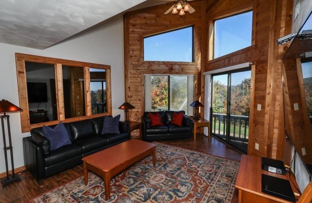 Seven Springs Stoneridge 3 Bedroom & Loft Standard Condo, walking distance to slopes! condo