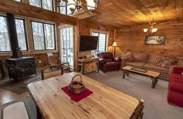 Seven Springs - Swiss Mountain 3 Bedroom Standard Condo, Near Golf Course by RedAwning