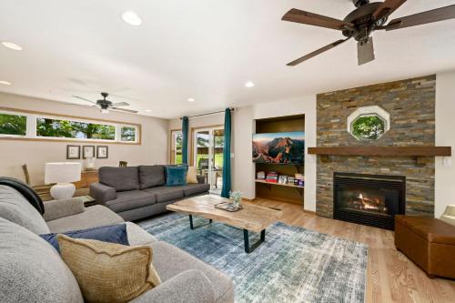 Shady Grove with 4 King Beds, Dog Run and Outdoor Fun