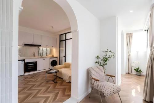 Shanghai Hills & Serendipity Artisanal Glass Downtown Suite close to Metro Line10