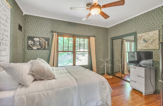 "Shangri-La" ! A Serene Retreat - Direct access to Trails just 7 miles drive !