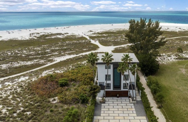 Shangri-La -Luxury Gulf-Front 4BR with Pool, Gym & Golf Cart