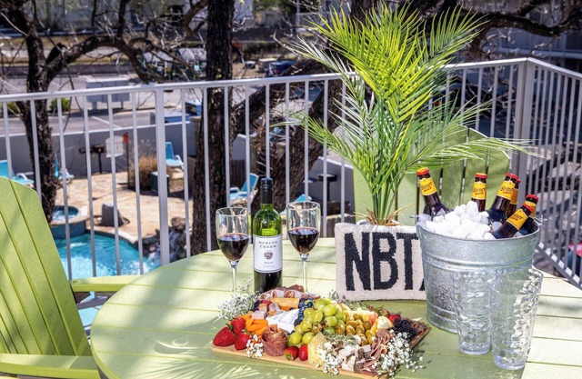 Shared Heated Pool | Balcony | BBQ | Near Downtown