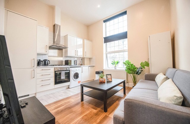 Shepherds Bush Charming 2 Bedroom Flat w/Free WiFi near Hammersmith , Westfield