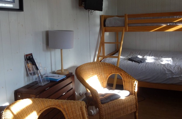 Shepherds Hut with en-suite shower room and on site Bistro and gym