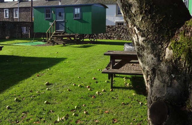 Shepherds hut with hot tub and pet friendly, close to the beach and Hadrian's wall.