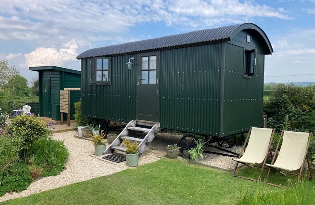Shepherds Hut & Swedish Sauna - Countryside View