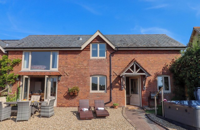 SHERWAY COACH HOUSE, family friendly, with hot tub in Bradninch