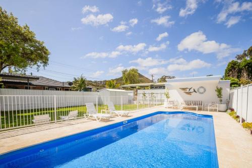 Shoal Shack 72, 72 Tomaree Rd - Pool, Pet Friendly, Wi-Fi, Air Con, Linen