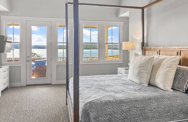 Shore Enough, Carlton Landing! Lakeview for 12!