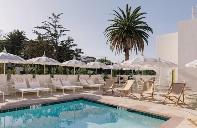 Short Distance From The Well Known Sites! 2 Convenient Units, Pool, Pets Allowed