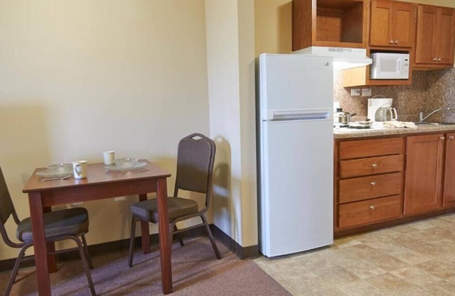 Short Drive Away from River Park! 3 Pet-friendly Suites w/ Free Parking!