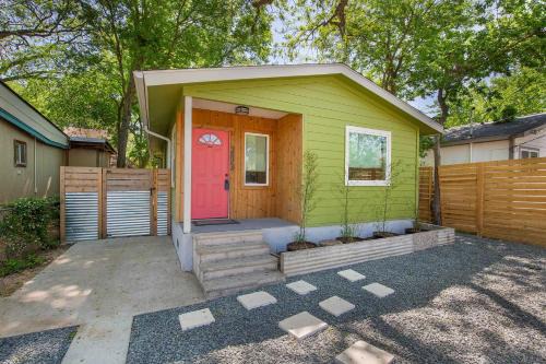 Side by Side 2 Houses Dtwn , Pool, Walk to Eateries