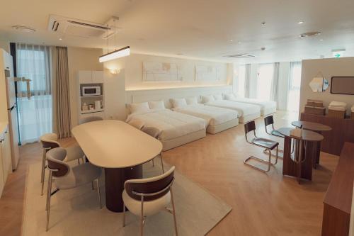 Siena-family suite free pickup late checkin and checkout 1 minute from deoksugung palace wagon rental