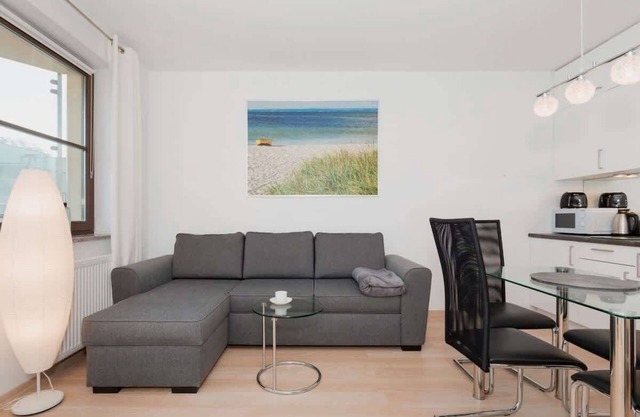 Sikorskiego 1 Świnoujście | Beige and Grey Apartment with Balcony