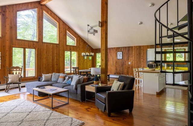 Silver Birch Chalet: 4-bdrm family stay with hot tub