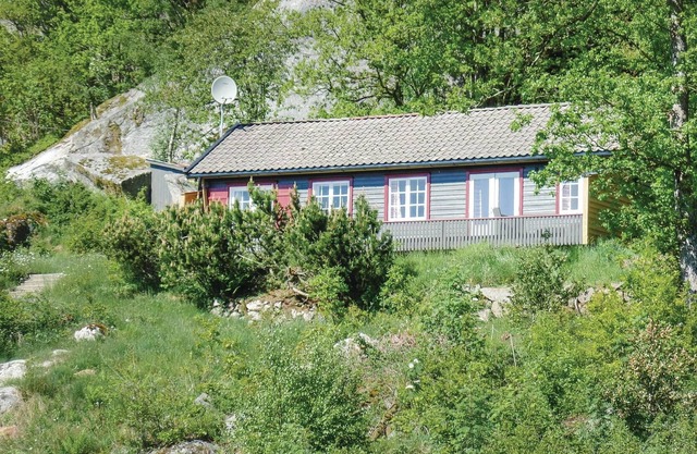 Simple and cozy cottage with panoramic views over the Lehnesfjord, which is not only rich in fish, b