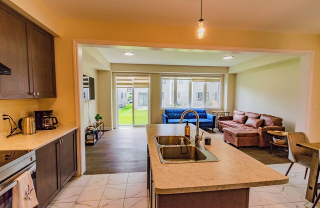 Simple Comforts: 4 Bedroom Family Home in Thorold | 10 Min to Falls