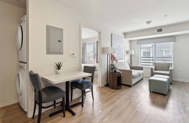 Simplicity At the Rim 1415 I Spacious 1 Bed 1 Bth