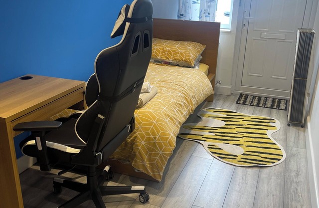 Single Bedroom with Private Bathroom & Free Parking near City Center