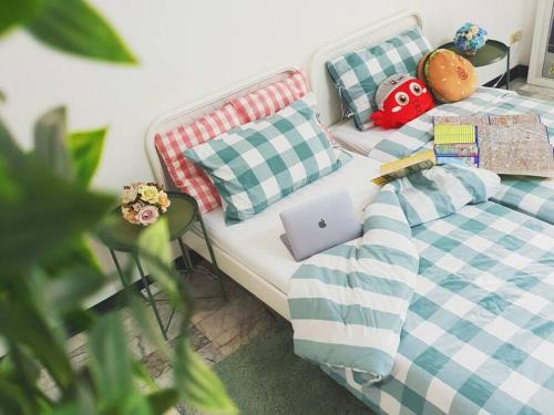 Single Beds, Private Bath & Balcony, Shared Kitchen with Local Family by Pillows & Purrs