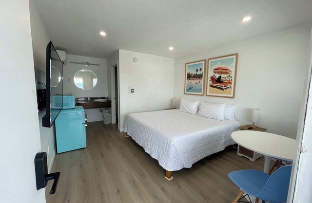 Single King Room (Upper Level)