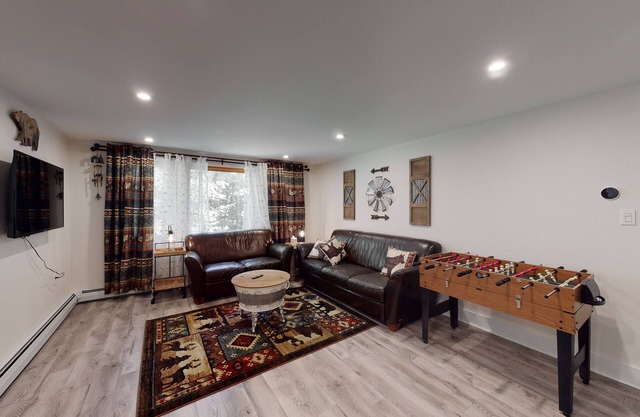 Single-Level Duplex with Fast WiFi & a Full Kitchen - Close to Magic Mountain