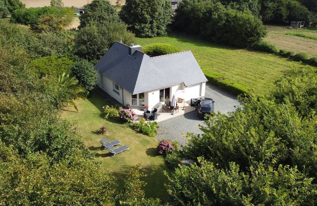 Single Storey house, two bedrooms, GR34, TV, WIFI, sea peach