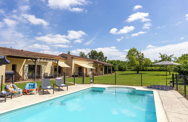 Single-story spacious villa, secure gated and alarmed pool, walk into village.