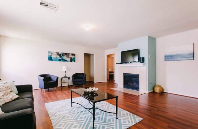 Single-story Katy Home 3/2 SLEEPS 12 With Easy Access To HW 99 & Energy Corridor