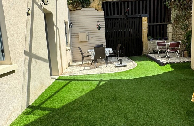 Située au Pied du Château de Langeais, à 150 M du Château et du Centre Ville