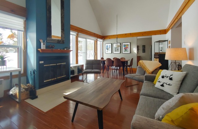 Ski and golf 5 minutes from Mont Orford. Chalet with fireplace and large kitchen!