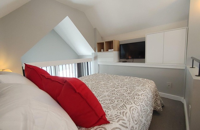 Ski getaway just 5 minutes from Mont Orford! (And golf in summer!)