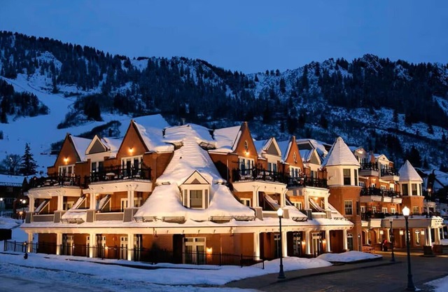 Ski in/out Plus pool, hot tubs and fire pit!