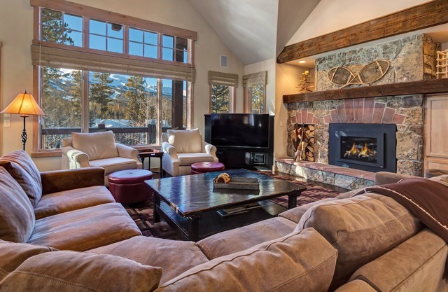 ⭐️ Ski In/Out PrivateHot Tub FREE WinterSki/Town Shuttle 4 Kings EV Charger Pets