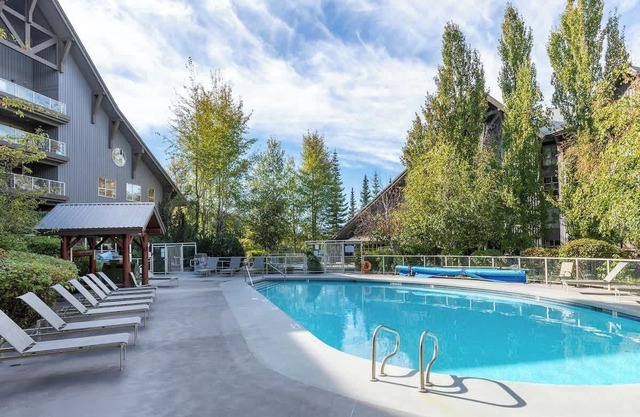 Ski-in/out retreat w/hot tubs & pool