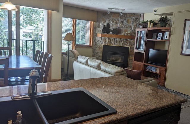 Ski-in Ski-Out Iron Horse 2 BR/2 BA Corner Unit with King,Queen & 2 Single Beds