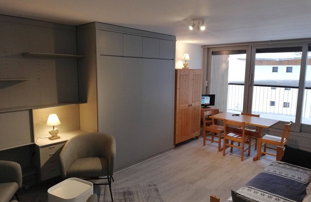 Ski-in studio near center, balcony, parking, pets allowed