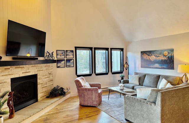 Ski-in.Top Floor Condo with amazing Views.Walk to Town/Lifts.Hot Tubs