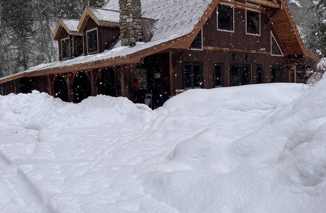 Ski Lodge on acreage close to RMR. Pet friendly!