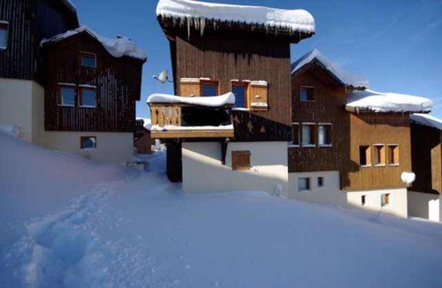 Ski out the door! heart of village, easy to get to ski school smart TV's & wifi
