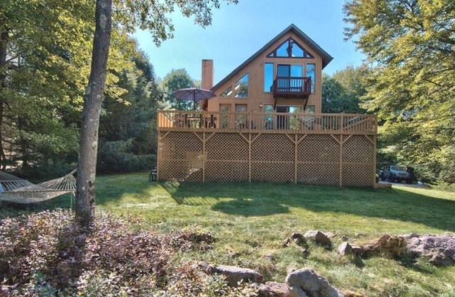 Ski Season! Pocono Cozy Lakefront Chalet close to JFBB and Camelback.